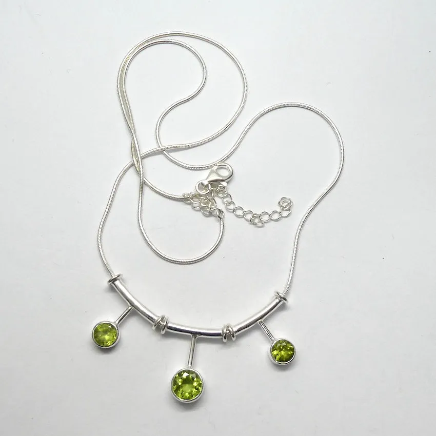 Peridot Necklace with 3 round facets in 925 Sterling Silver, kt