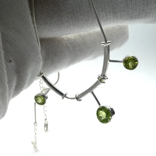 Peridot Necklace with 3 round facets in 925 Sterling Silver, kt