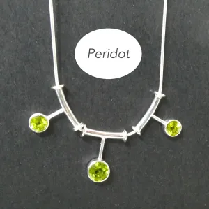 Peridot Necklace with 3 round facets in 925 Sterling Silver, kt