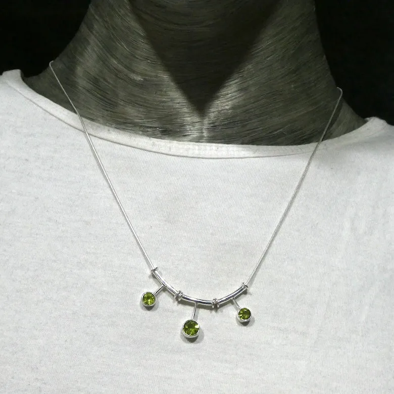 Peridot Necklace with 3 round facets in 925 Sterling Silver, kt