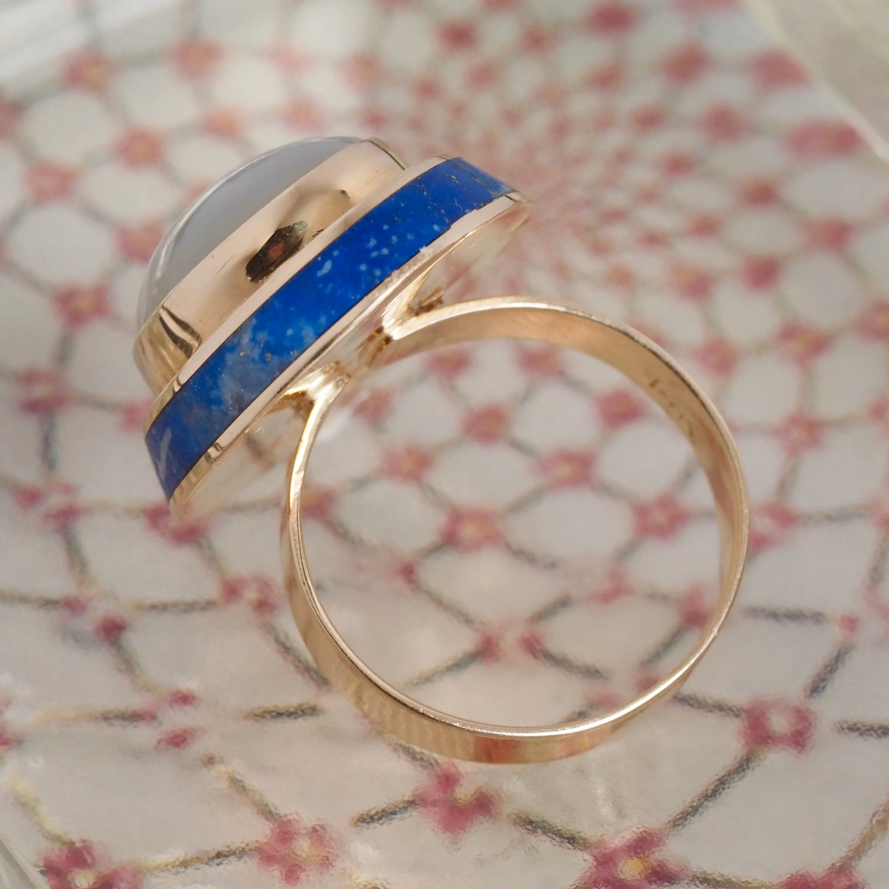 Vintage White Jade Cabochon and Lapis 14k Gold Ring